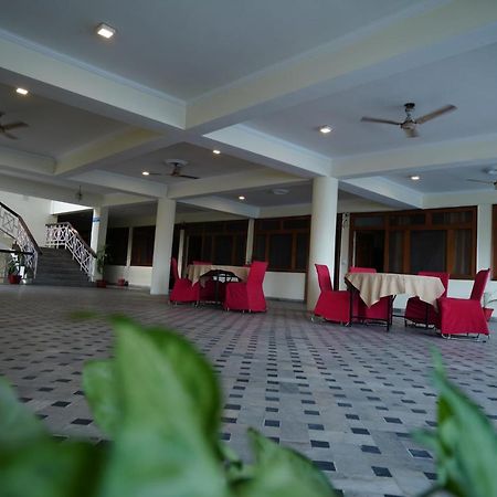 Hotel Gaurab Near Paltan Bazaar Дехрадун Екстериор снимка
