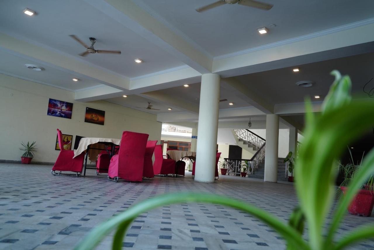 Hotel Gaurab Near Paltan Bazaar Дехрадун Екстериор снимка
