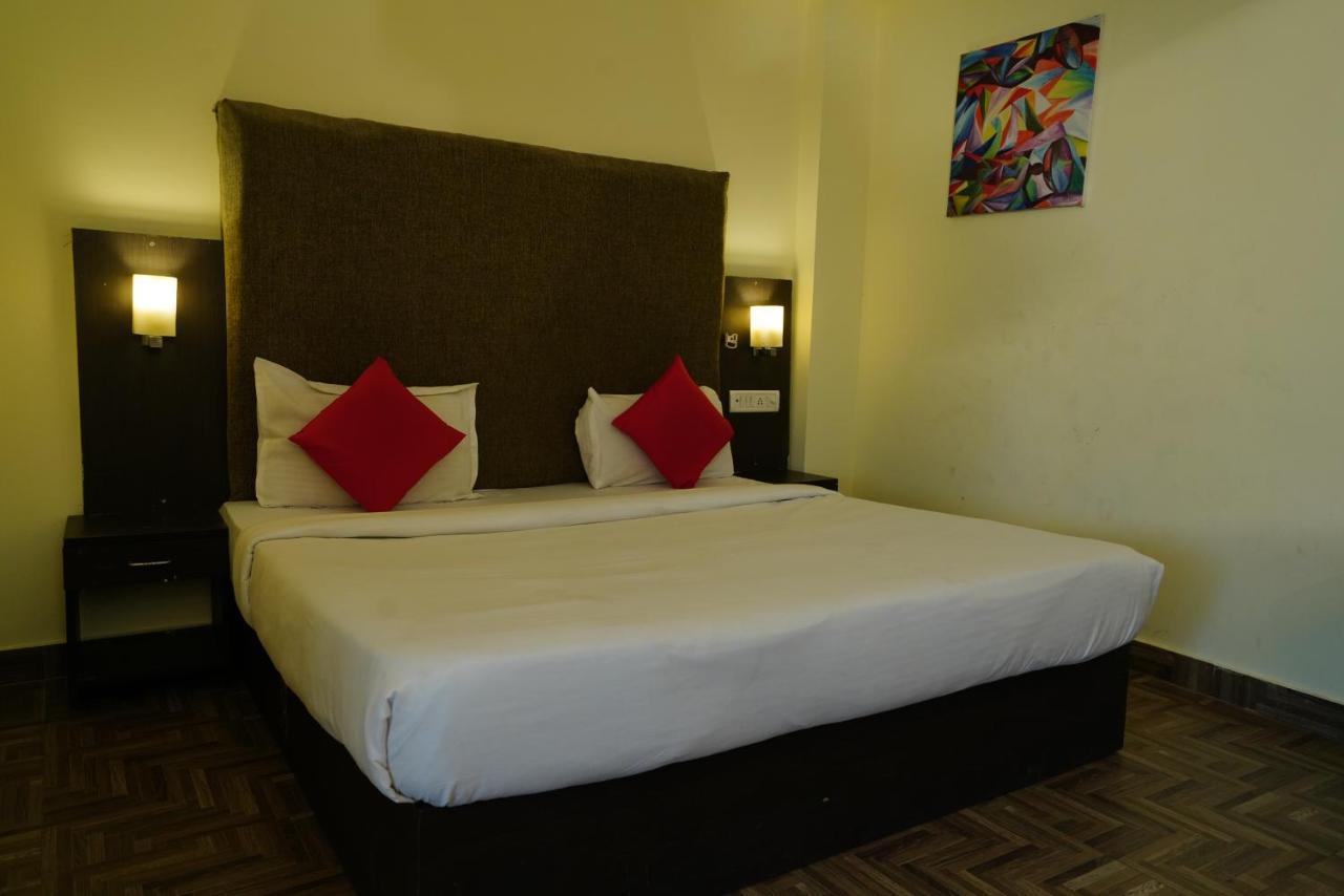 Hotel Gaurab Near Paltan Bazaar Дехрадун Екстериор снимка