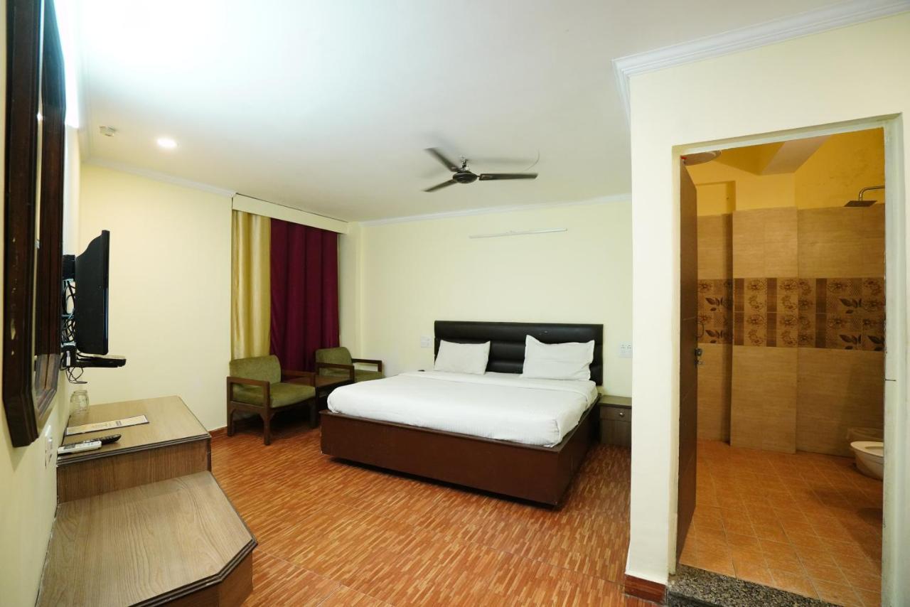 Hotel Gaurab Near Paltan Bazaar Дехрадун Екстериор снимка