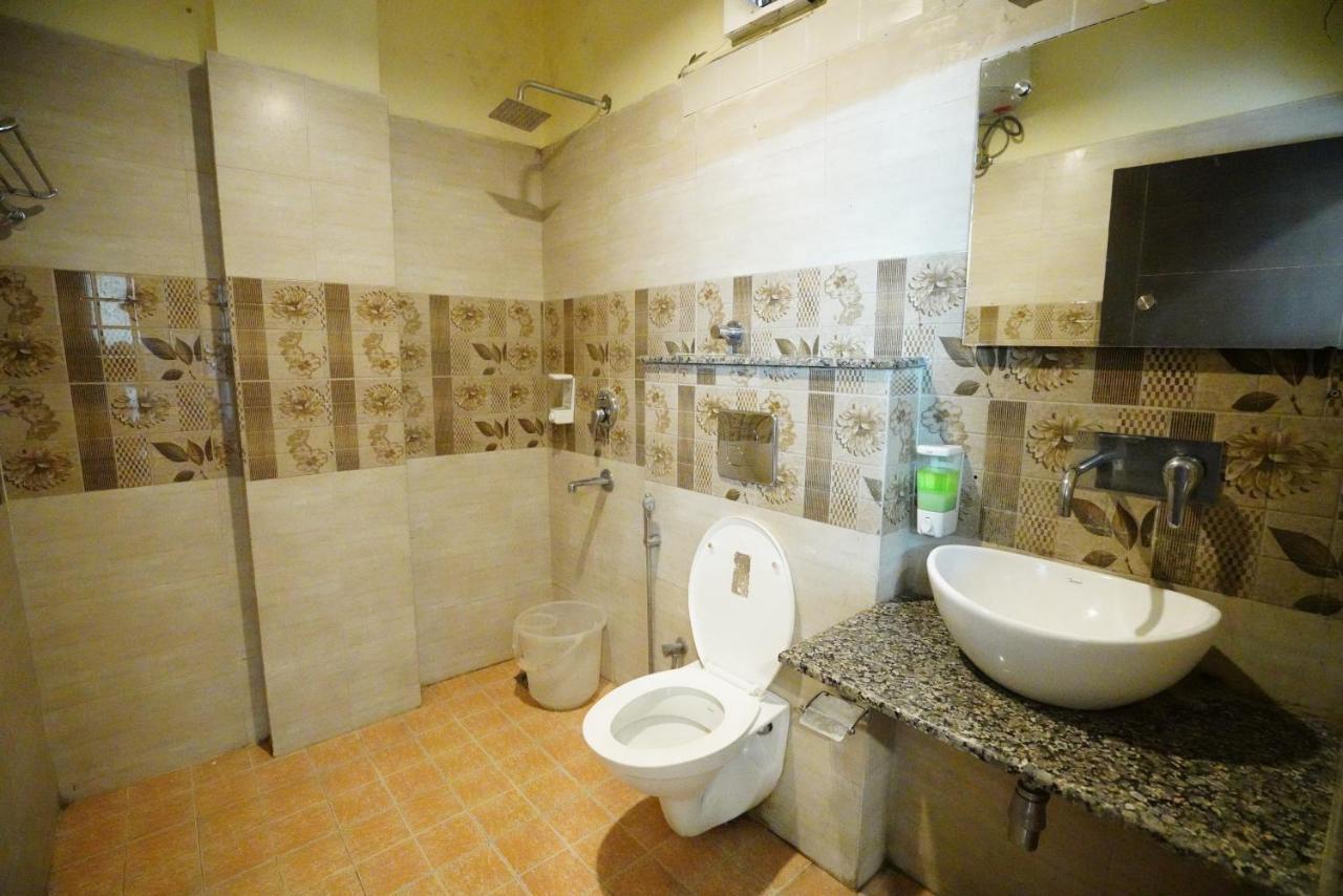 Hotel Gaurab Near Paltan Bazaar Дехрадун Екстериор снимка