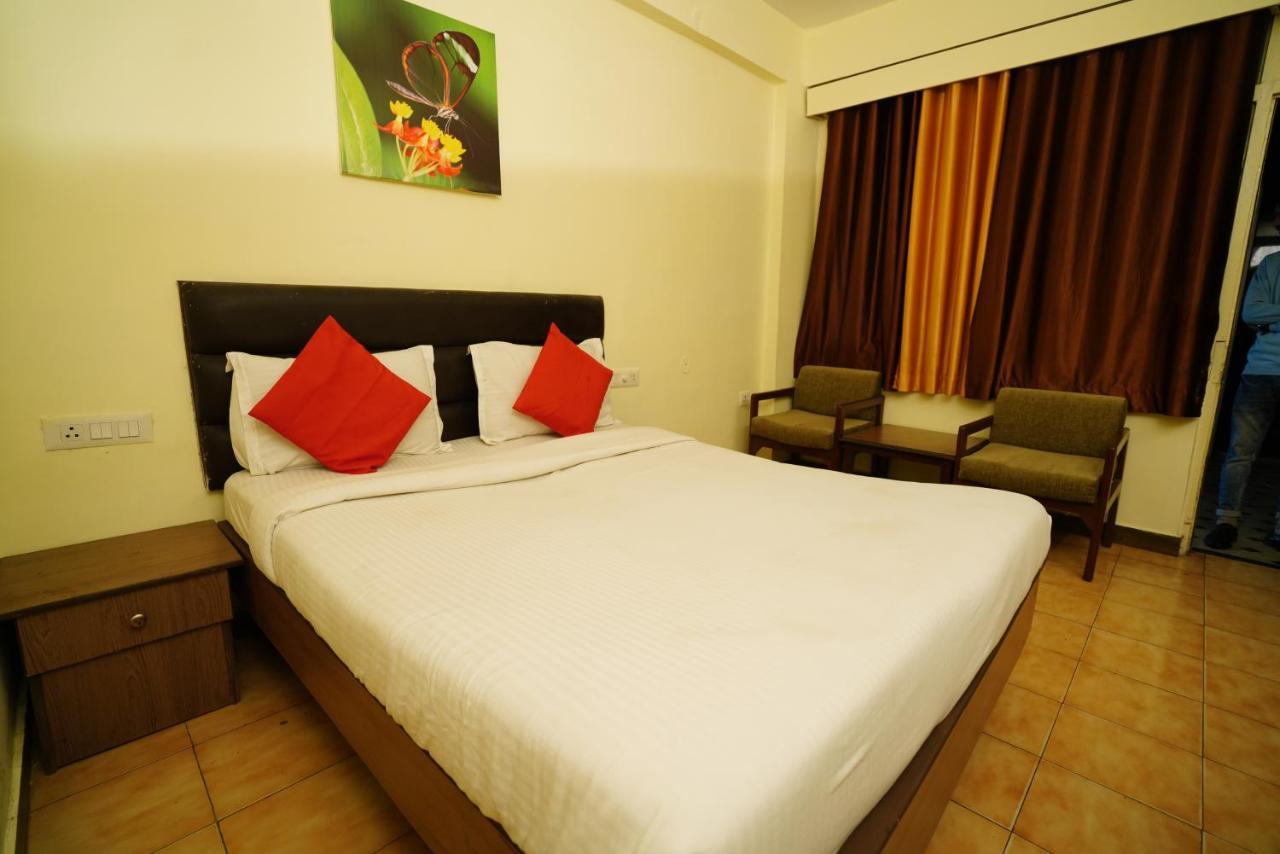 Hotel Gaurab Near Paltan Bazaar Дехрадун Екстериор снимка