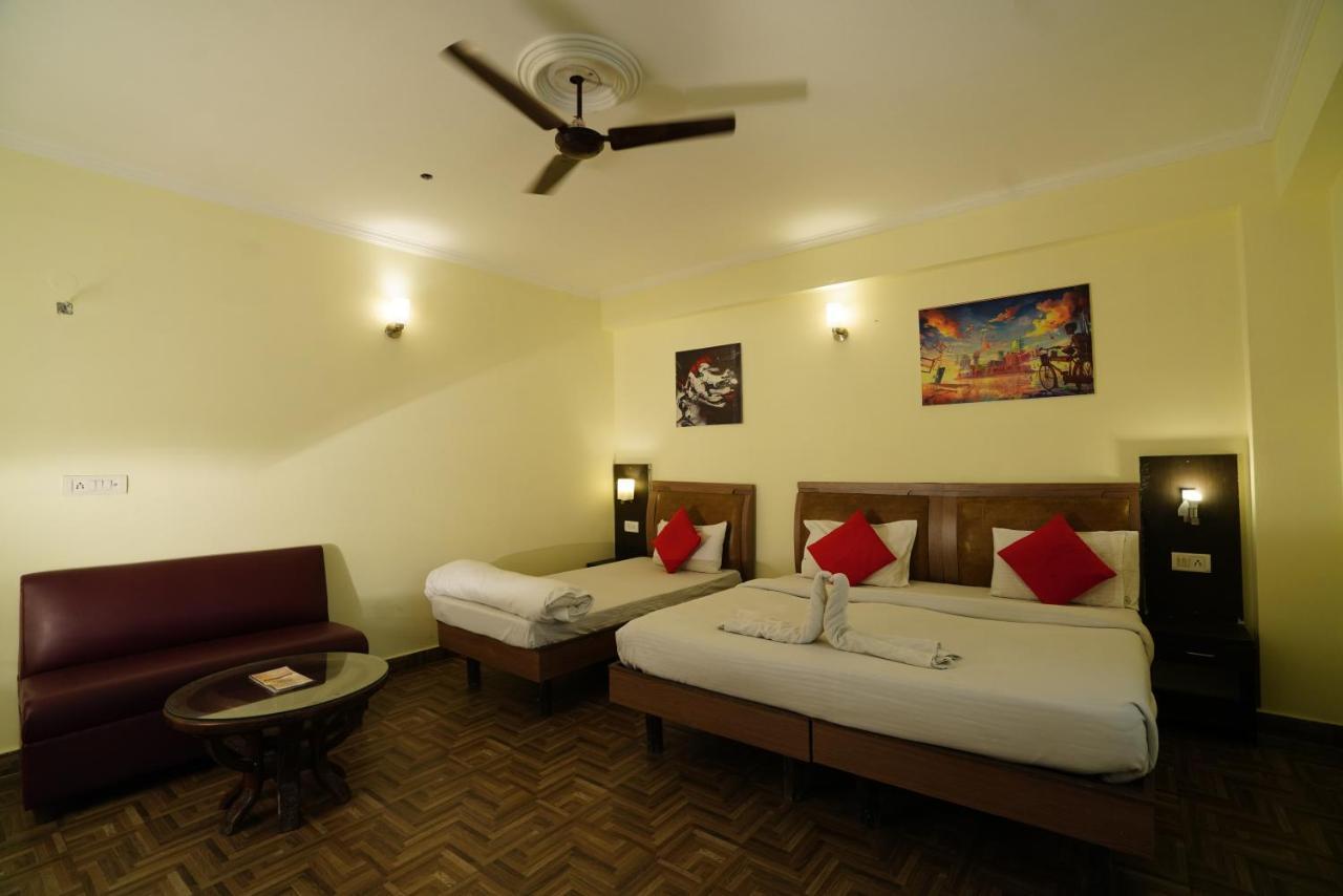 Hotel Gaurab Near Paltan Bazaar Дехрадун Екстериор снимка