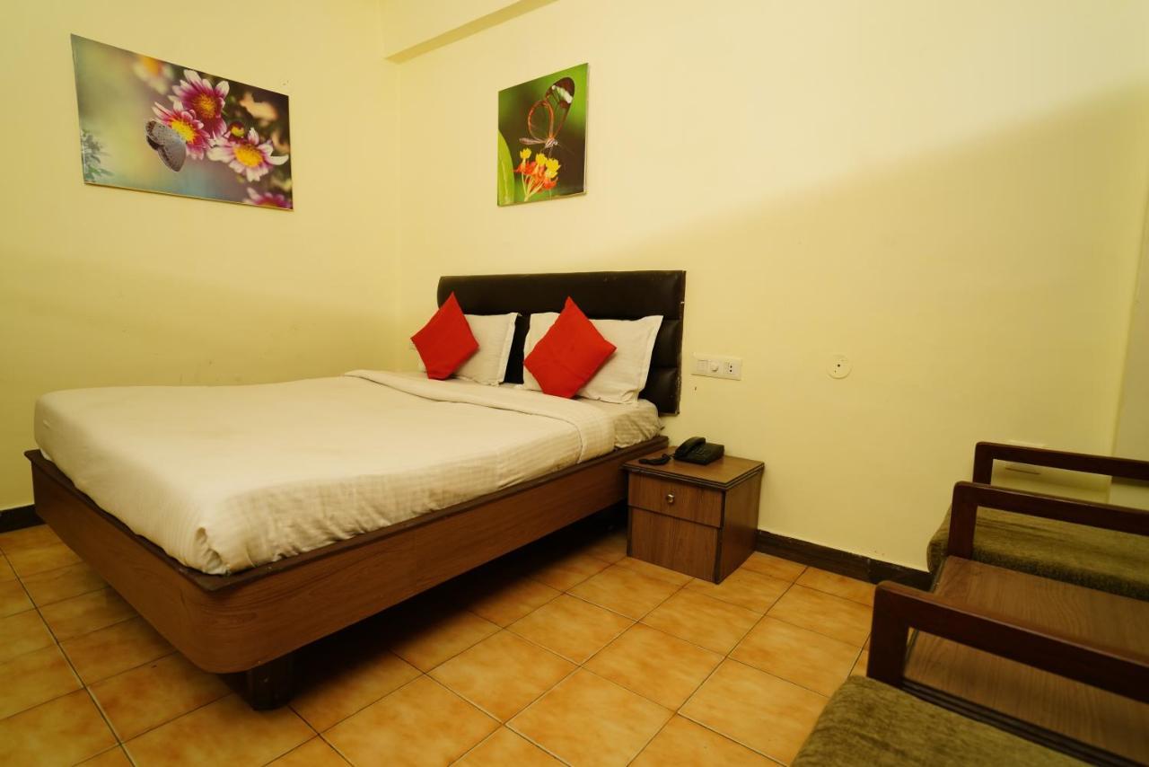 Hotel Gaurab Near Paltan Bazaar Дехрадун Екстериор снимка