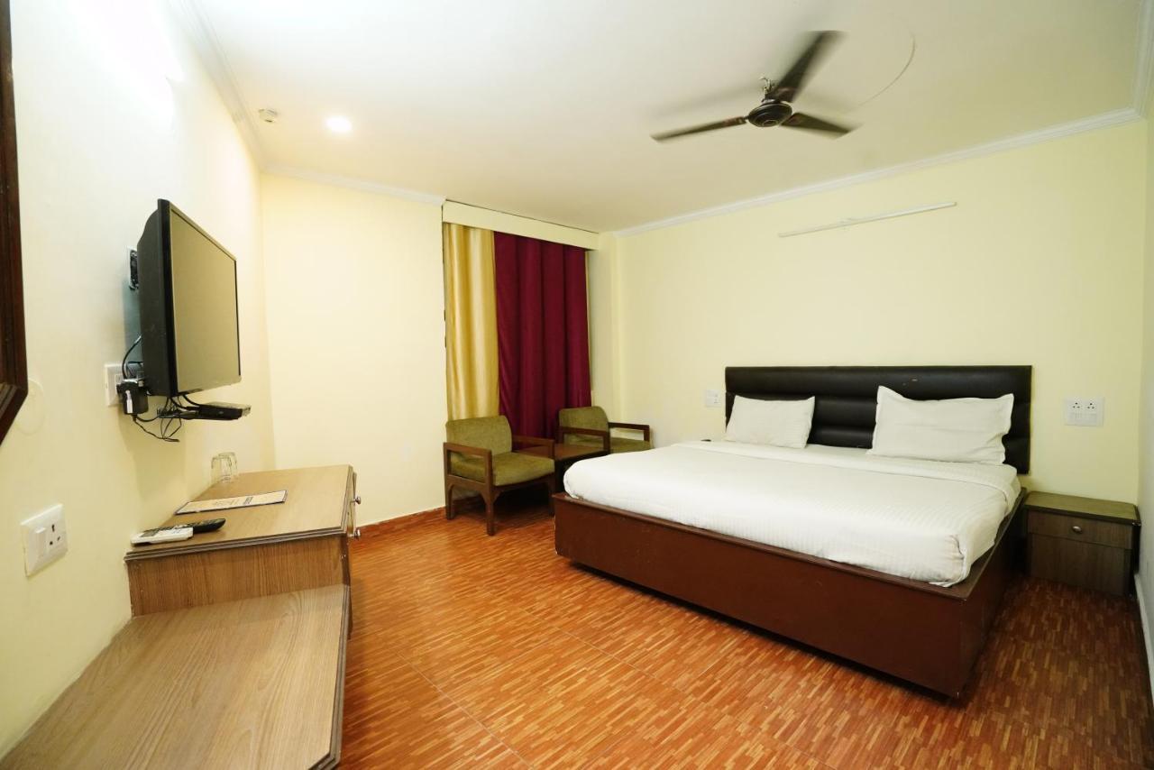 Hotel Gaurab Near Paltan Bazaar Дехрадун Екстериор снимка