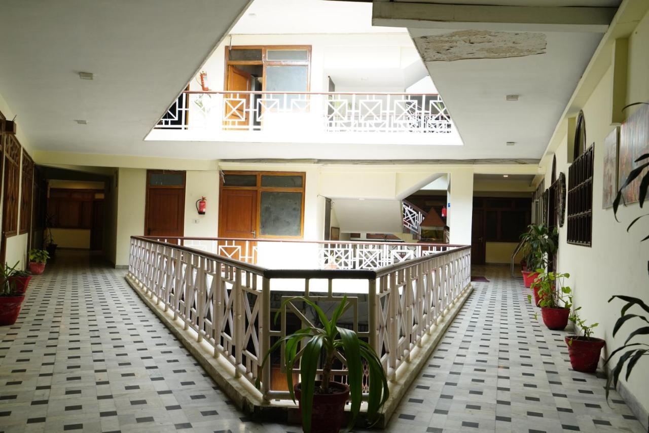 Hotel Gaurab Near Paltan Bazaar Дехрадун Екстериор снимка