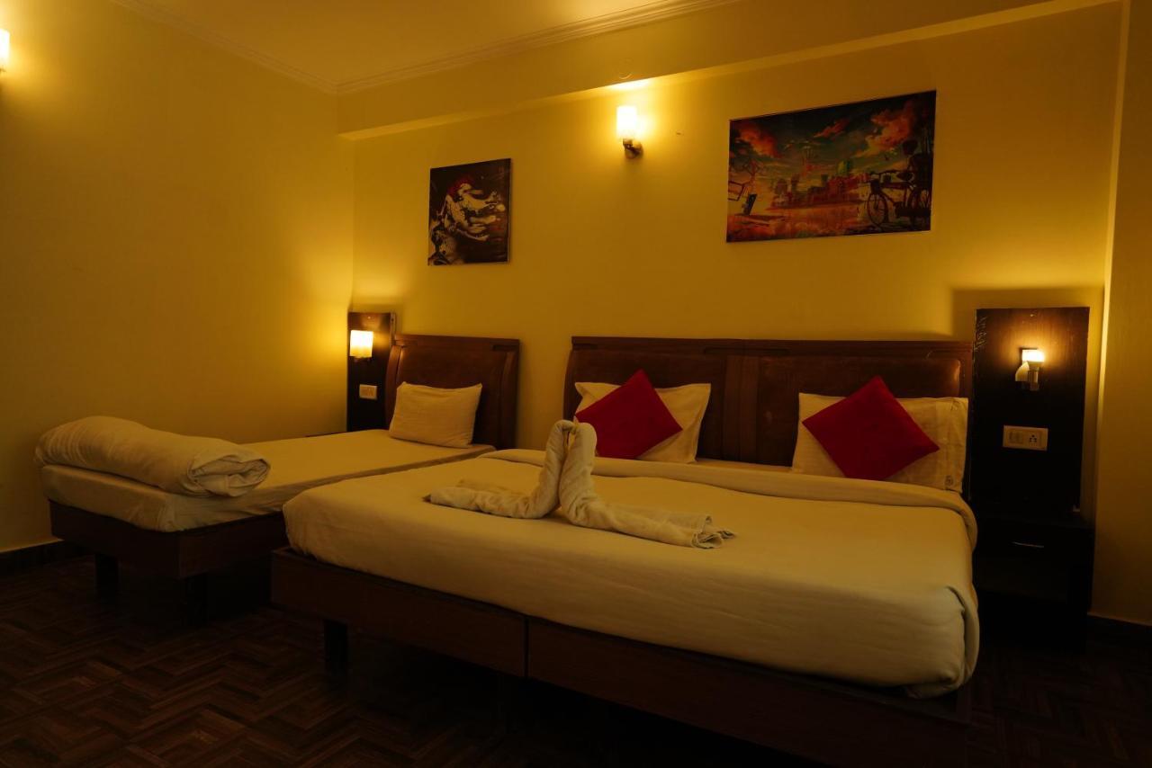 Hotel Gaurab Near Paltan Bazaar Дехрадун Екстериор снимка