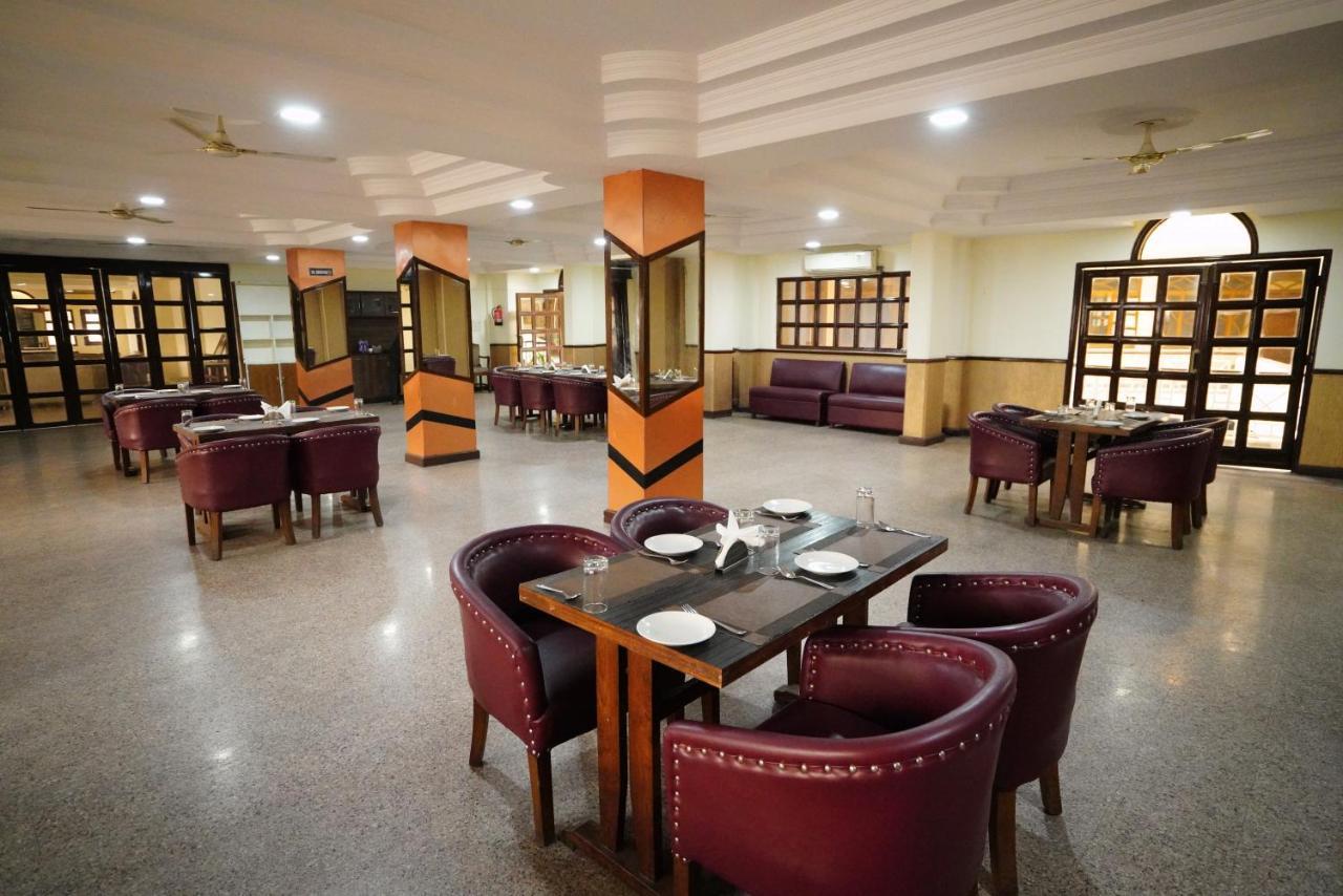 Hotel Gaurab Near Paltan Bazaar Дехрадун Екстериор снимка