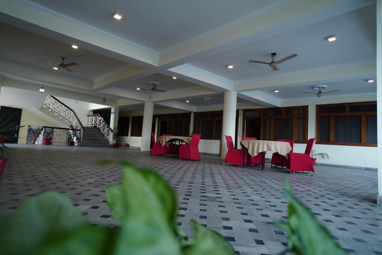 Hotel Gaurab Near Paltan Bazaar Дехрадун Екстериор снимка