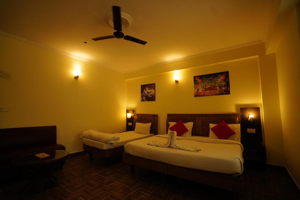 Hotel Gaurab Near Paltan Bazaar Дехрадун Екстериор снимка
