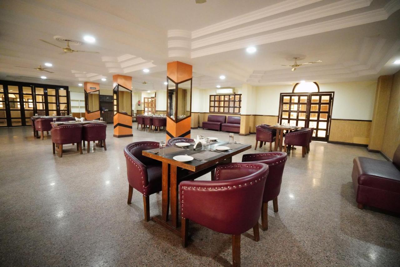Hotel Gaurab Near Paltan Bazaar Дехрадун Екстериор снимка