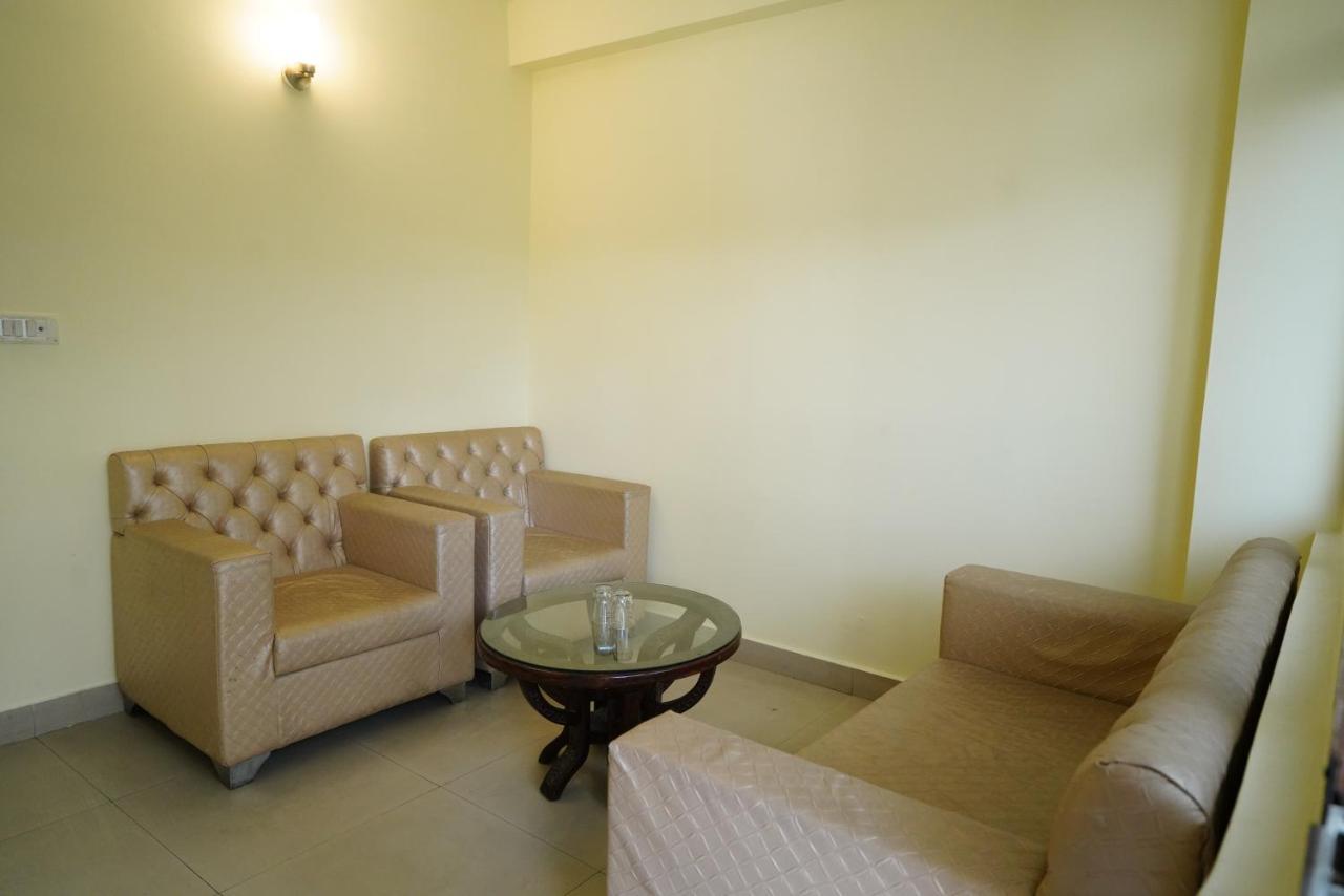 Hotel Gaurab Near Paltan Bazaar Дехрадун Екстериор снимка