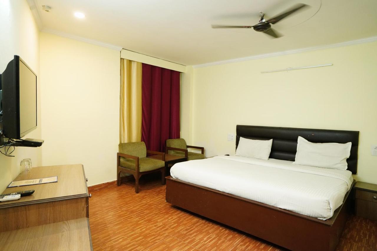 Hotel Gaurab Near Paltan Bazaar Дехрадун Екстериор снимка