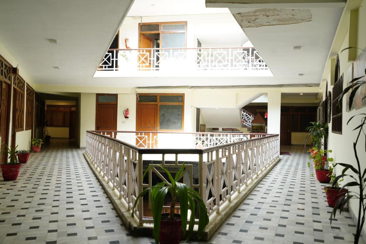 Hotel Gaurab Near Paltan Bazaar Дехрадун Екстериор снимка